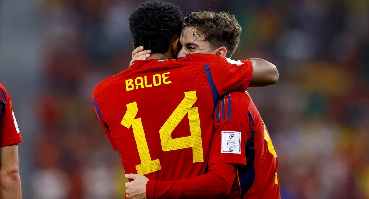 Gavi se abraza a Balde tras marcar el quinto gol de España.
