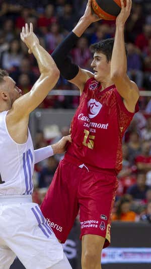 Aday Mara, en una acción con Dzanan Musa.  ARCHIVO