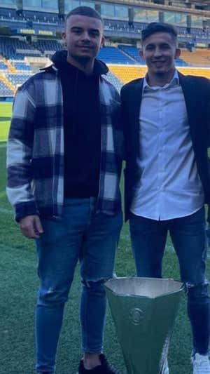 Tomás y Yeremy con la Europa League conquistada por el Villarreal en 2020