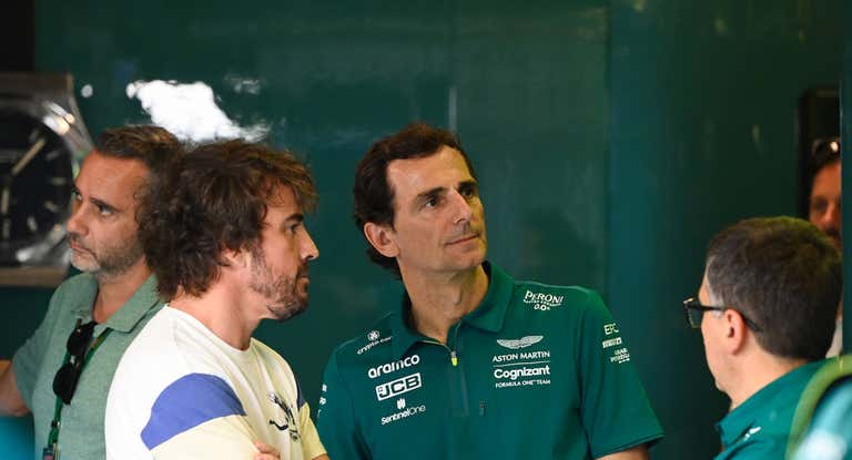 Fernando Alonso y Pedro Martínez de la Rosa, durante el test de Abu Dhabi.