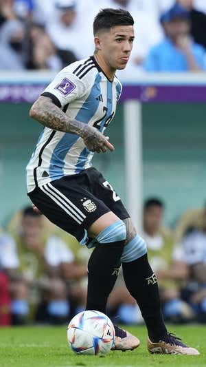 Enzo Fernández durante un lance de juego.  AFP