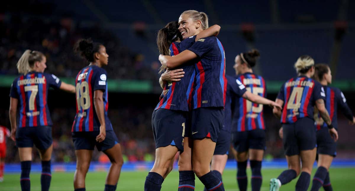 Fridolina Rolfo y Aitana se abrazan después del segundo gol del Barcelona ante el Bayern de Múnich. /Getty