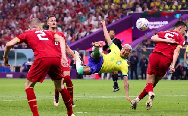Esta fue la volea con la que Richarlison marcó el segundo tanto a Serbia.  GETTY
