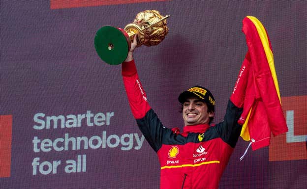 Carlos Sainz en lo más alto del podio en Silverstone 2022.  Ferrari