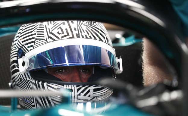 Fernando Alonso, con un casco de camuflaje en su primer test con Aston Martin F1.  Aston Martin