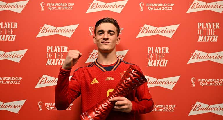 Gavi, con el trofeo de mejor jugador del partido.