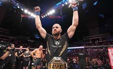 Prochazka deja vacante su título por la "peor lesión de hombro" en la historia de UFC
