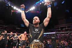 Prochazka deja vacante su título por la "peor lesión de hombro" en la historia de UFC