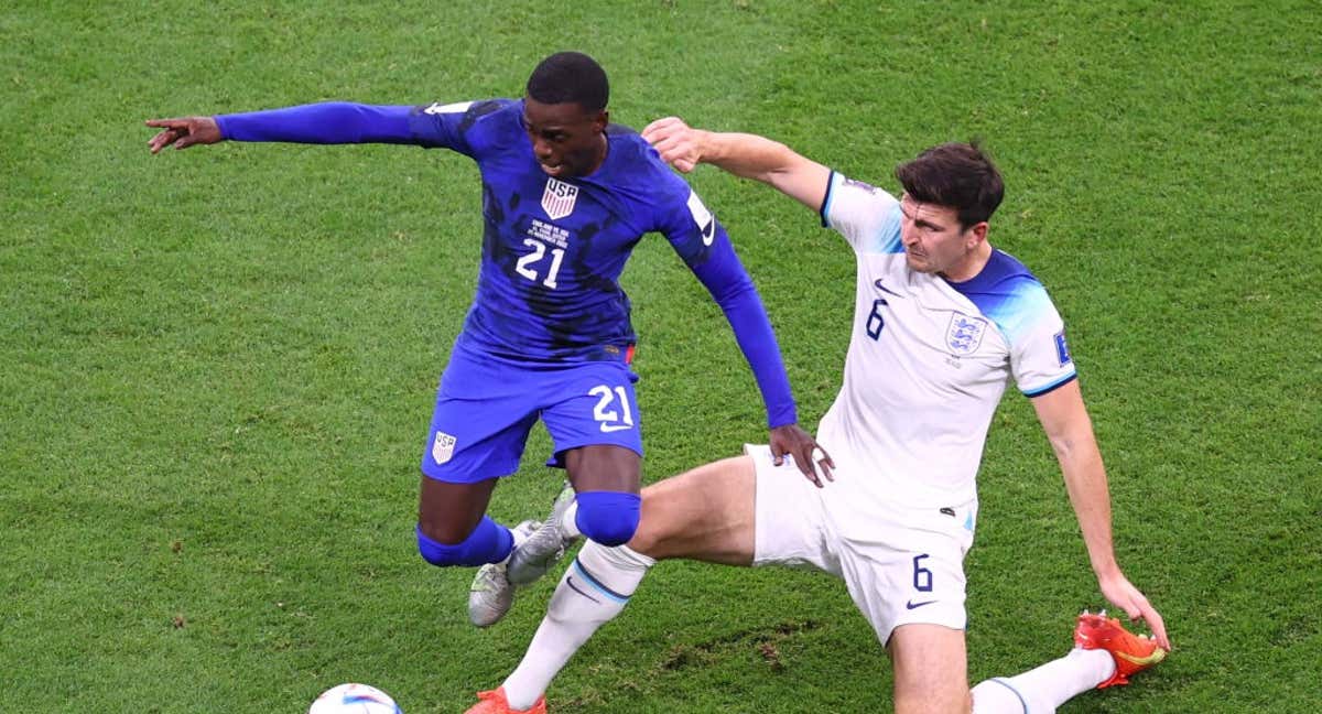 Maguire frena a Weah./Getty Images