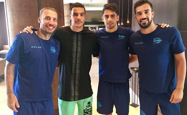 Alexis (izda.) y Theo, juntos a sus excompañeros Rubén Sobrino y Fernando Pacheco.  TWITTER: @TheoHernandez