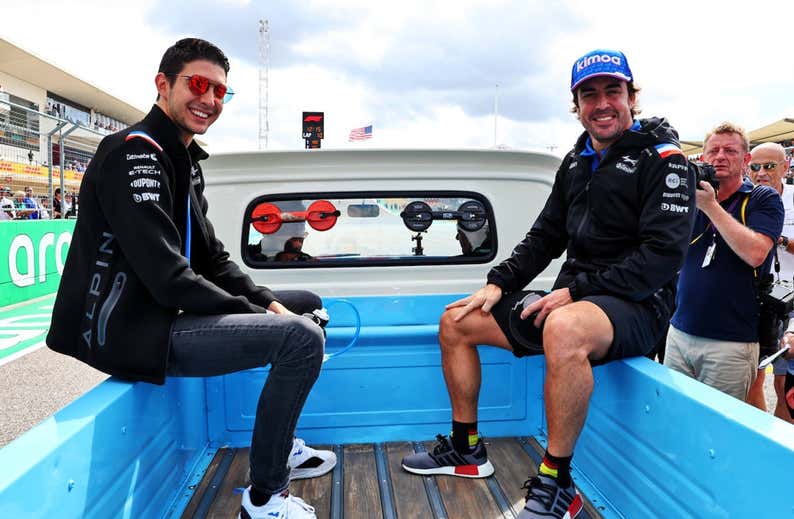 Ocon no se olvida de Fernando Alonso: “Me decepcionó, pero le respeto”