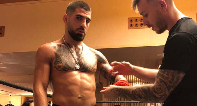 Ilia Topuria se da un baño de masas antes del UFC 282