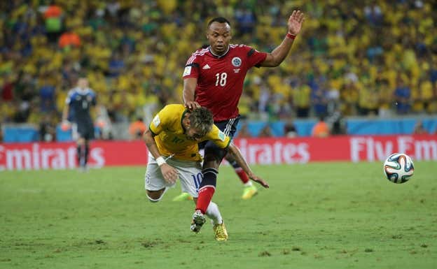 Zúñiga lesiona a Neymar en el Mundial de 2014. AFP