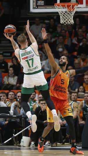Webb trata de bloquear una acción de Brazdeikis en el Valencia - Zalgiris.  EFE