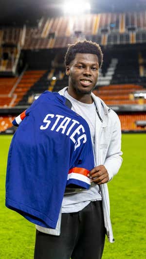Yunus Musah en Mestalla tras charlar con Relevo.  Relevo.