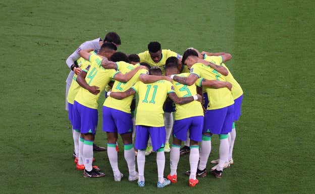 Los jugadores de Brasil antes del partido ante Serbia.  Efe