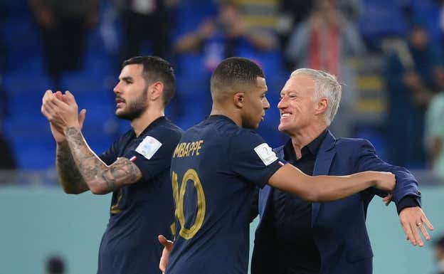 Deschamps (54) felicita a Mbappé tras la victoria francesa.  FRANCK FIFE / AFP