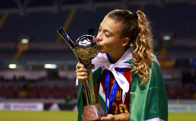 Asun Martínez, tras proclamarse campeona del mundo Sub-20 el pasado verano.  Getty