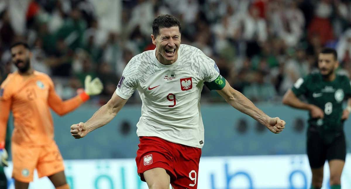 Robert Lewandowski explota de alegría tras su gol./Efe