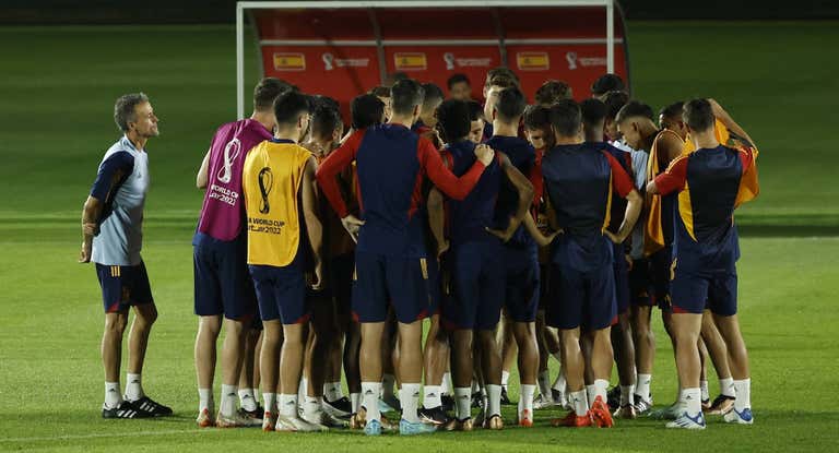 Luis Enrique al margen del grupo, en un entrenamiento de la Selección en Doha.