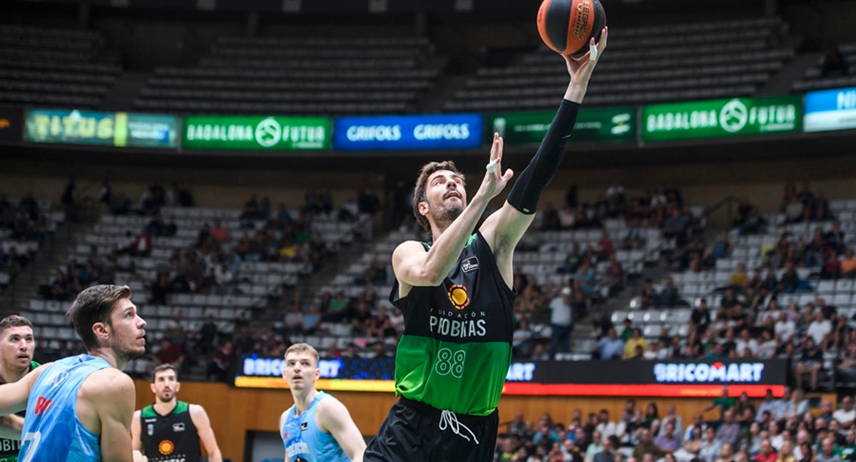 Ante Tomic anota ante la defensa del Río Breogán