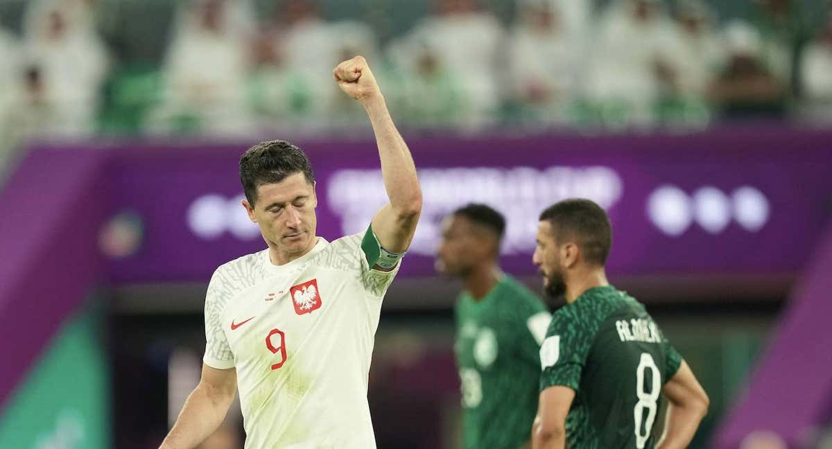 El delantero polaco Robert Lewandowski celebra su gol ante Arabia Saudí./AFP