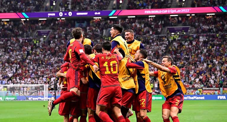 La selección española celebra el gol de Morata ante Alemania en el Mundial de Catar.