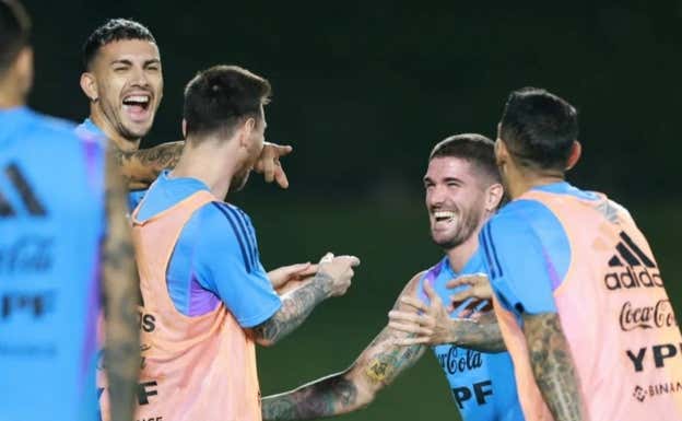 De Paul, Messi, Paredes y Di María ríen durante un entrenamiento. @Argentina