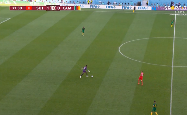 Onana envía un pase en largo.  FIFA