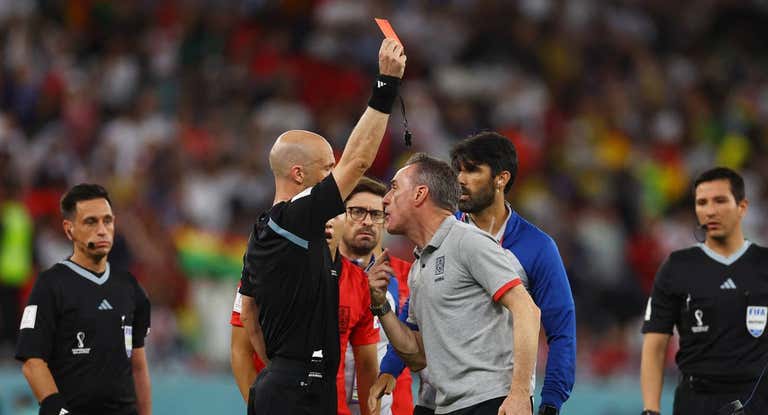 Anthony Taylor expulsa a Paulo Bento por sus protestas tras el partido.