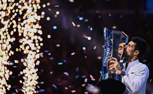 Djokovic, con la copa de campeón de las ATP Finals de Turín.  Marco BERTORELLO / AFP