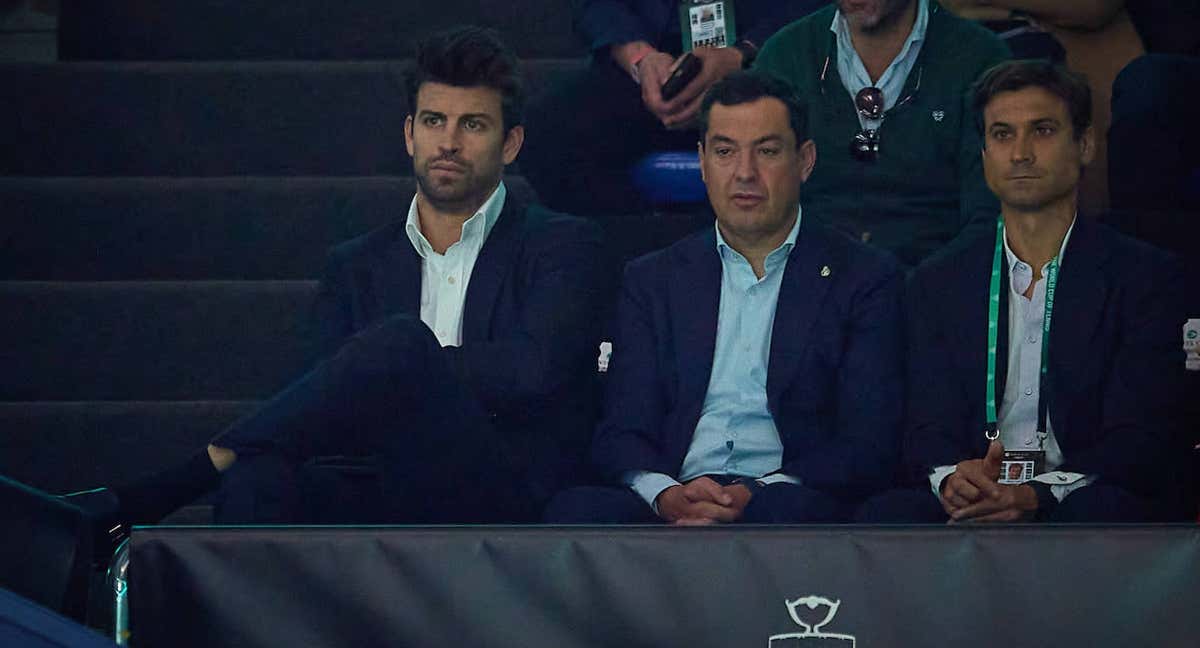 Gerard Piqué, en el palco del Martín Carpena junto a Juanma Moreno y David Ferrer en la final de la Copa Davis de este domingo. /GETTY