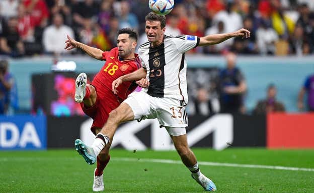 Alba y Müller pelean por un balón durante el España-Alemania.  GETTY