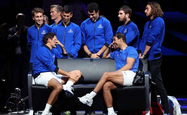 Nadal y Federer, sentados, ríen ante la mirada de Djokovic y otros tenistas europeos en la Laver Cup del pasado septiembre.  GETTY