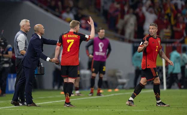 De Bruyne y Alderweireld discuten durante el Bélgica-Marruecos. Getty