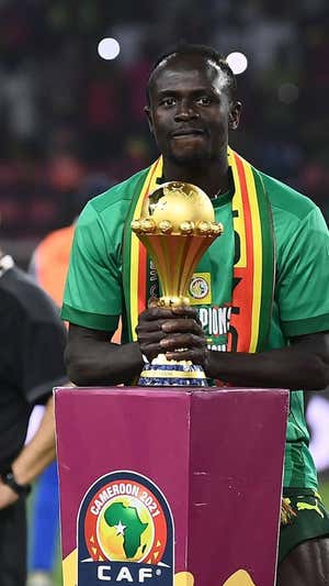 Mané, con la Copa de África. AFP