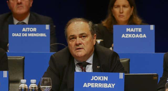 Aperribay, aclamado y reelegido presidente de la Real
