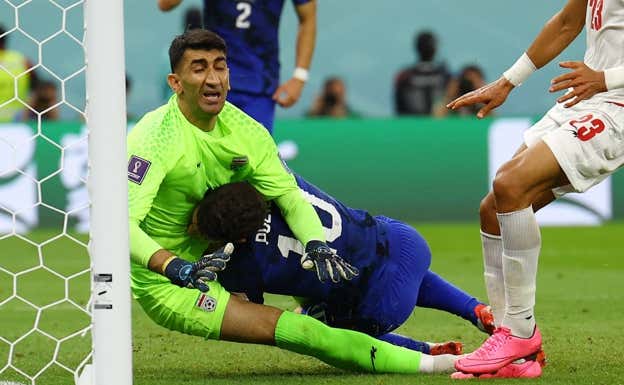 El meta iraní se estrella con Pulisic.  FIFA.