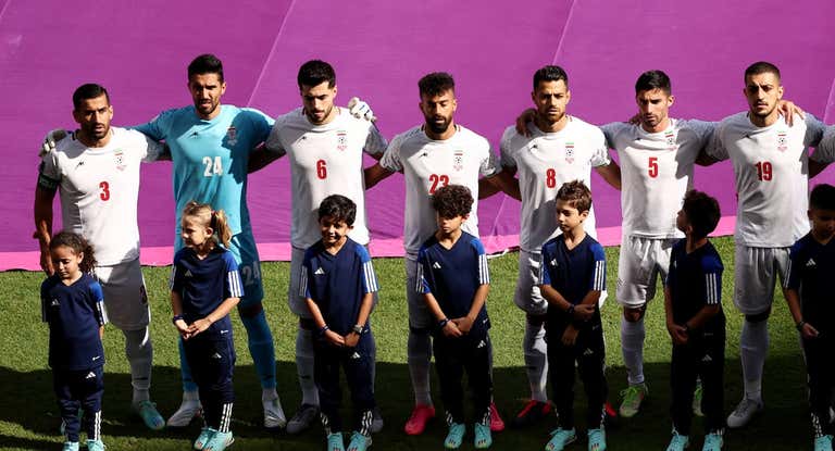 Los futbolistas de Irán durante la interpretación del himno antes del partido ante Gales.