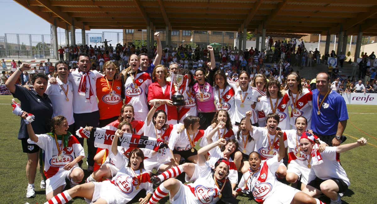 El Rayo Vallecano de Madrid, con Teresa Rivero, celebrando su primer título: la Copa de la Reina en 2008.