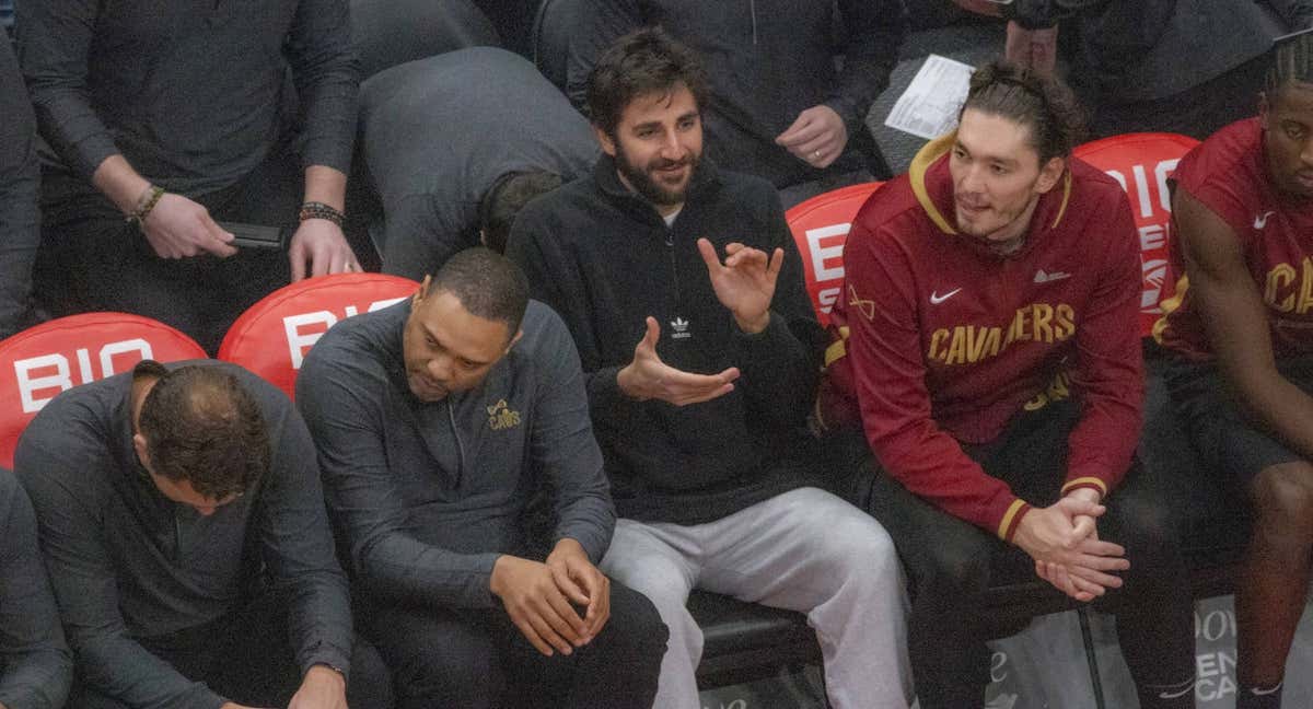 Ricky Rubio en el banquillo de los Cavaliers durante el encuentro ante los Toronto Raptors.
