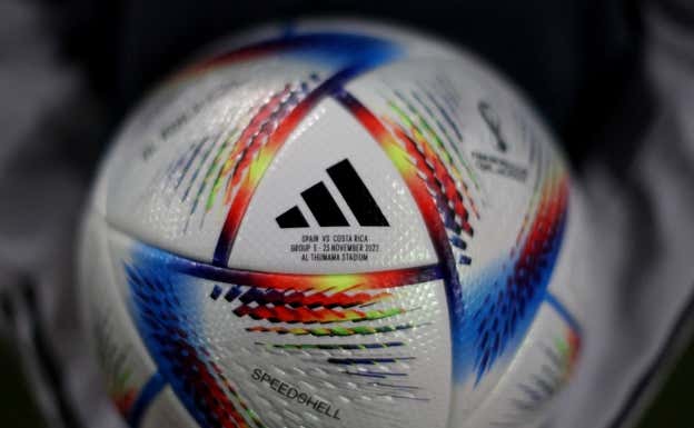 Ejemplo de balón Al Rihla para el partido España - Costa Rica. REUTERS