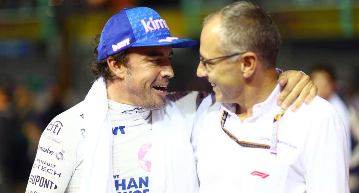 Fernando Alonso y Stefano Domenicali charlan durante un gran premio de Fórmula 1./GETTY