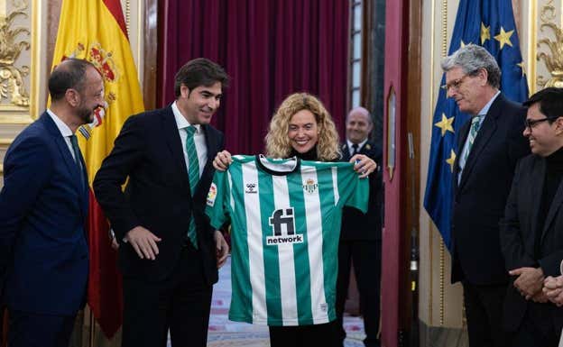 El Betis entrega una camiseta a la presidenta del Congreso, Meritxel Batet. RBB