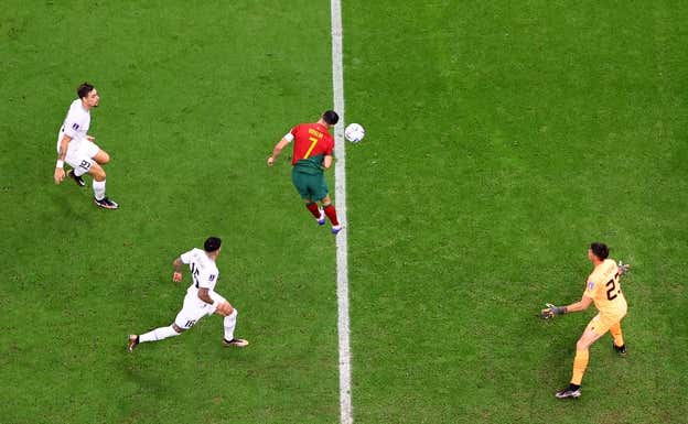 Cristiano Ronaldo poniendo la cabeza al lanzamiento de Bruno Fernandes en el Brasil - Uruguay del Mundial, desde otra perspectiva. REUTERS