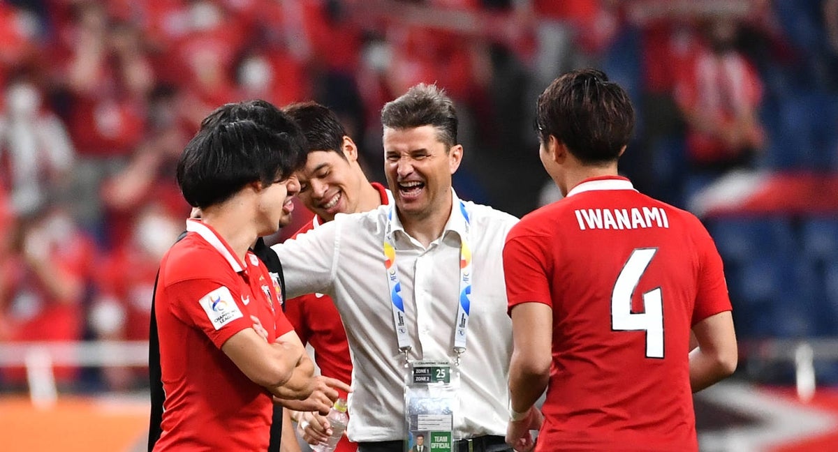 Ricardo Rodríguez celebra un triunfo con sus jugadores de Urawa.