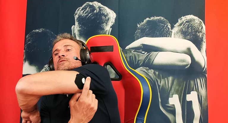 Luis Enrique enseña el parche de glucosa que lleva en el brazo.