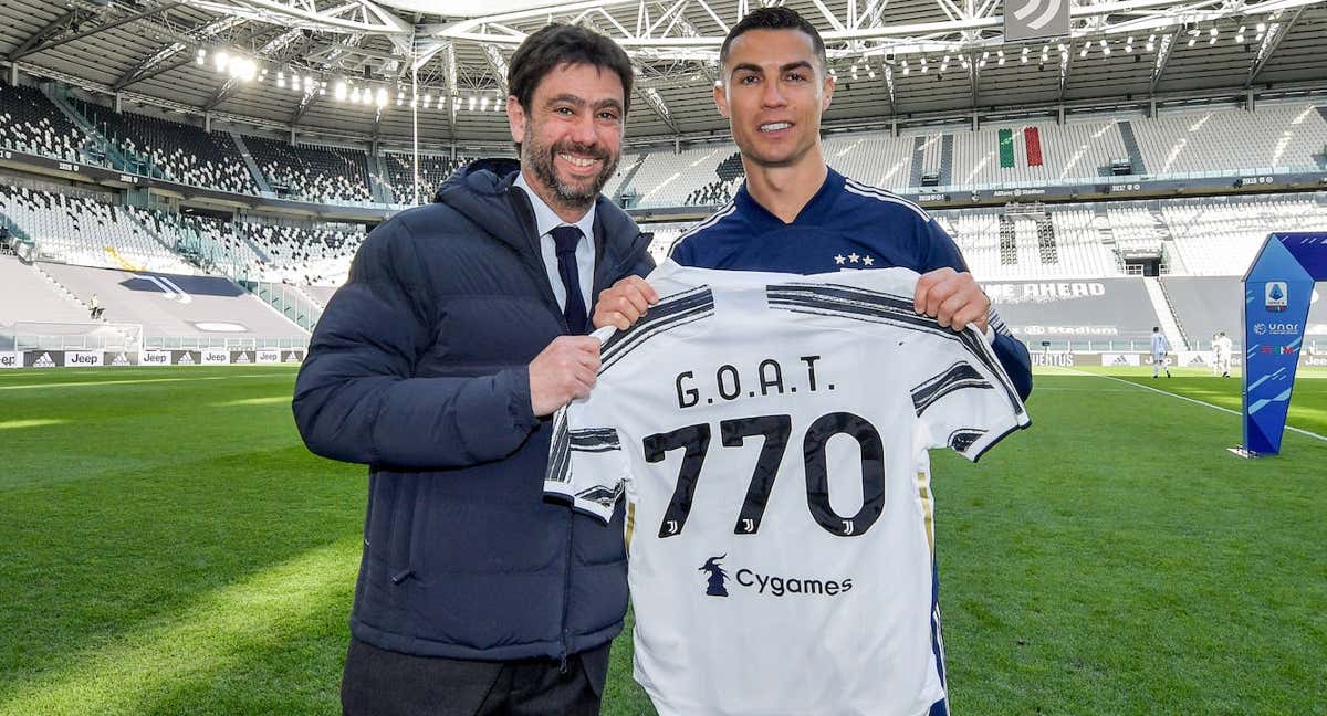 Cristiano Ronaldo recibe una camiseta conmemorativa de manos de Andrea Agnelli. /GETTY