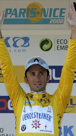 Davide Rebellin, en el podio como ganador de la París-Niza 2008.  AFP / PASCAL PAVANI