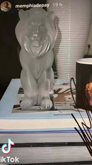 Memphis Depay colocó en su casa el regalo de un tiktoker habitual en la Ciutat Esportiva.  INSTAGRAM